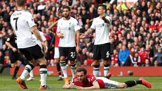 Juan Mata mulai membantu kit man MU dengan mencuci perlengkapan tim.