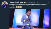 Lini belakang Liverpool dikritik lantaran tampil buruk di babak pertama, seolah-olah sedang tertidur. Zzz. (Foto: Twitter @pyepar)