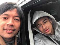 Bikin Iri! Rian DMASIV Foto Bareng 2 Bintang Manchester United