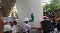 Foto: Anies Ikut Ngecat Mural di JLNT Antasari