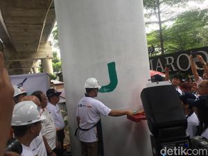 Foto: Anies Ikut Ngecat Mural di JLNT Antasari