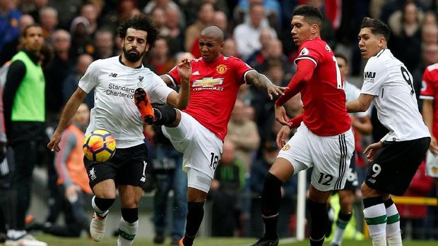 Ashley Young terus mengikuti pergerakan Mohamed Salah sepanjang pertandingan.
