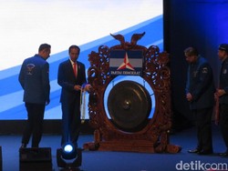 Pukul Gong Rapimnas PD, Jokowi Ajak AHY untuk Mendampingi