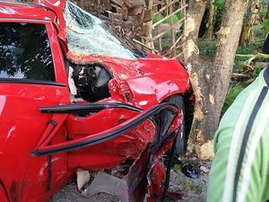 Kena Senggol, Mobil Ini Tabrak Pohon dan Pengemudinya Meninggal