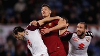 Pertandingan berjalan sulit untuk tuan rumah. Pertahanan solid Torino membuat mereka cuma punya tiga percobaan dengan satu yang tepat target di babak pertama. Padahal selama 90 menit, Giallorossi punya 15 tembakan di mana lima di antaranya mengarah ke gawang. (Foto: Paolo Bruno/Getty Images)