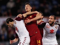 Pertandingan berjalan sulit untuk tuan rumah. Pertahanan solid Torino membuat mereka cuma punya tiga percobaan dengan satu yang tepat target di babak pertama. Padahal selama 90 menit, Giallorossi punya 15 tembakan di mana lima di antaranya mengarah ke gawang. (Foto: Paolo Bruno/Getty Images)