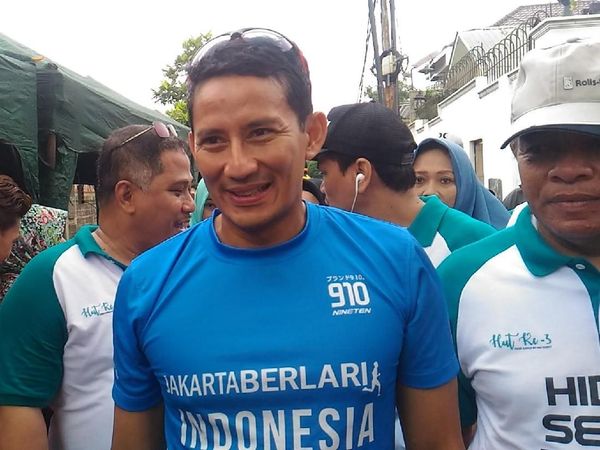 Potret Sandiaga Jalan Santai Mengenal Alam Condet