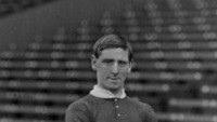 Begitu juga dengan rekan setimnya, George Wall, yang membuat sembilan gol ke gawang Liverpool. Dia berseragam Setan Merah sedari 1906-1919. (Istimewa)