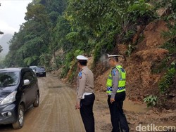 Alat Berat Keruk Longsor, Jalan Alternatif Jonggol Bisa Dilintasi