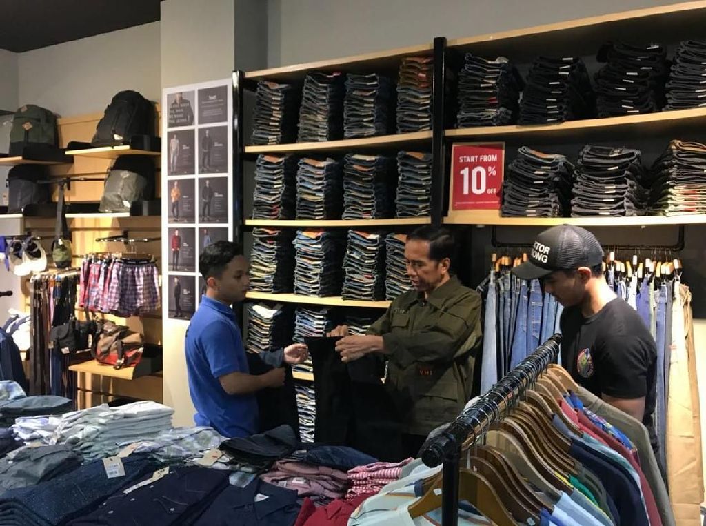 Malam Minggu di Cibinong, Jokowi Ajak Kaesang Beli Celana di Mal Malam Minggu di Cibinong, Jokowi Ajak Kaesang Beli Celana di Mal