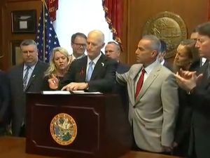 Staf Sekolah di Florida Boleh Bawa Senjata Api!