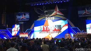 Momen Jokowi Berdiri Saat Mars Demokrat Dinyanyikan di Rapimnas