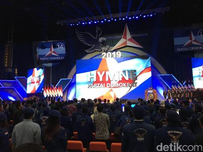 Momen Jokowi Berdiri Saat Mars Demokrat Dinyanyikan di Rapimnas