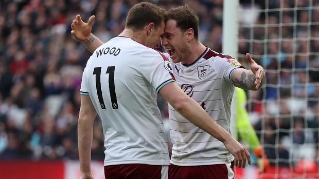 Burnley juga merapatkan diri dengan Arsenal di klasemen.