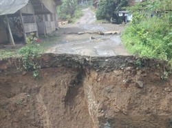 Jembatan Penghubung Dua Desa di Cikalong Kulon Cianjur Ambles