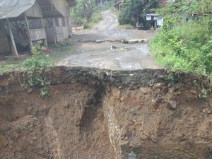 Jembatan Penghubung Dua Desa di Cikalong Kulon Cianjur Ambles Jembatan Penghubung Dua Desa di Cikalong Kulon Cianjur Ambles