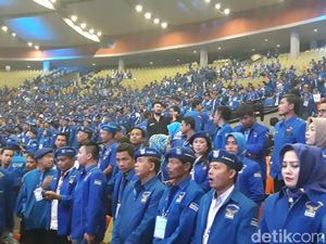Kader Demokrat Semangat Nantikan Orasi Kebangsaan AHY Kader Demokrat Semangat Nantikan Orasi Kebangsaan AHY