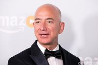 Kenalin Nih! Jeff Bezos, Orang Terkaya Sedunia yang Berani Lahap Iguana