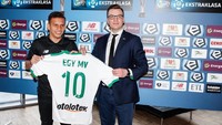 Egy diperkenalkan Lechia sebagai pemain pada Minggu (11/3/2018) di stadion Energa Gdansk. Dia langsung dipercaya menggunakan nomor punggung 10, yang identik dengan sosok sentral. (Foto: Lechia.pl)