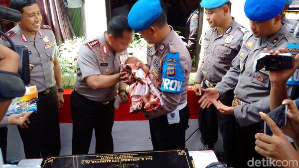 Saat Kapolri Cukur Rambut Tito Karnavian
