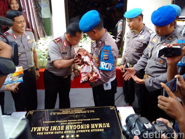 Saat Kapolri Cukur Rambut Tito Karnavian