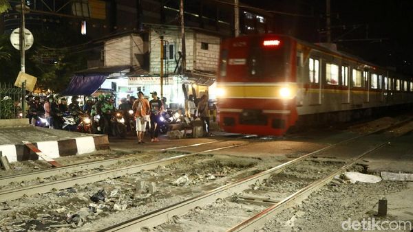 Foto: Penampakan Pemotor di Perlintasan KA Roxy
