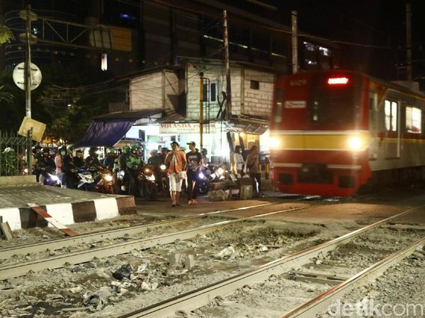 Foto: Penampakan Pemotor di Perlintasan KA Roxy