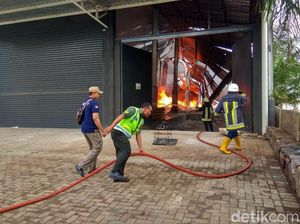6 Jam, Kebakaran Pabrik Plastik di Pasuruan Belum Padam