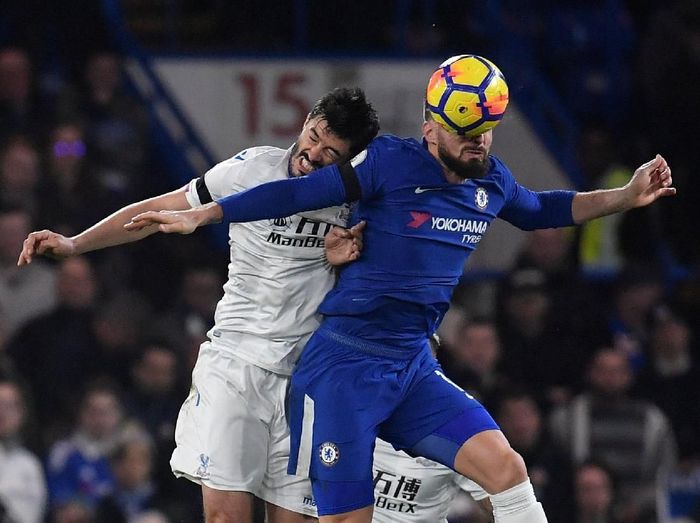 Olivier Giroud berduel udara dengan James Tomkins di laga Chelsea vs Crystal Palace. (Foto: Toby Melville/Reuters) Olivier Giroud berduel udara dengan James Tomkins di laga Chelsea vs Crystal Palace. (Foto: Toby Melville/Reuters)