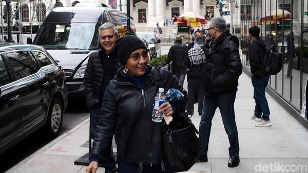Gaya Santai Menteri Susi di New York