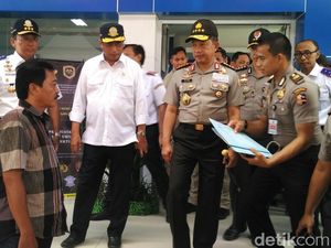 Menhub dan Kapolri Cek Pembuatan SIM A Taksi Online di Polresta Yogya Menhub dan Kapolri Cek Pembuatan SIM A Taksi Online di Polresta Yogya