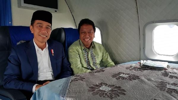 Foto: Jokowi dan Rommy di Nikahan Cucu Mbah Moen di Cirebon