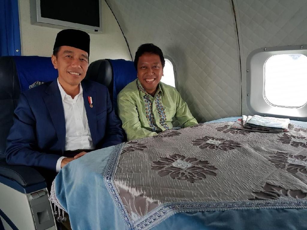 Foto: Jokowi dan Rommy di Nikahan Cucu Mbah Moen di Cirebon