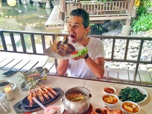 Kue Ape hingga Papeda! Ini Santapan Ben Goddard, Bule yang Doyan Makanan Indonesia Kue Ape hingga Papeda! Ini Santapan Ben Goddard, Bule yang Doyan Makanan Indonesia