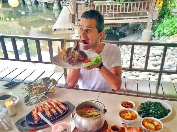 Kue Ape hingga Papeda! Ini Santapan Ben Goddard, Bule yang Doyan Makanan Indonesia