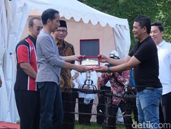 Jokowi Serahkan Trofi dan Lepas Burung di Kebun Raya Bogor