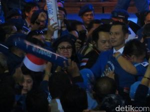 Usai Pidato, AHY Cipika Cipiki dengan SBY-Bu Ani