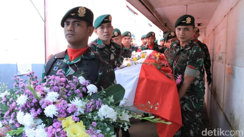 Haru Pemakaman Pratu Randi Korban Tank Maut di Sungai Bogowonto Haru Pemakaman Pratu Randi Korban Tank Maut di Sungai Bogowonto