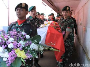 Haru Pemakaman Pratu Randi Korban Tank Maut di Sungai Bogowonto Haru Pemakaman Pratu Randi Korban Tank Maut di Sungai Bogowonto