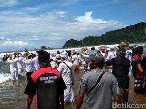Ratusan Peralatan Sembahyang Disucikan di Pantai Jolosutro