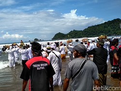 Ratusan Peralatan Sembahyang Disucikan di Pantai Jolosutro
