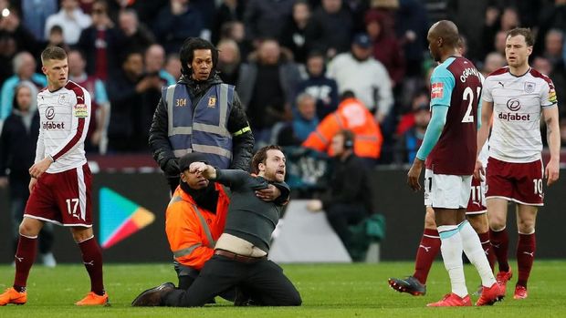 Sejumlah suporter West Ham masuk lapangan dan membuat laga sempat dihentikan.