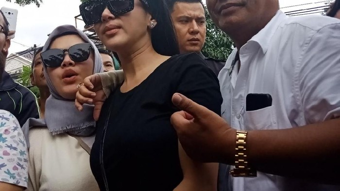 Foto: Syahrini didampingi Hotman Paris berbicara soal foto di pundak jalan tol yang dikritik/Kanavino