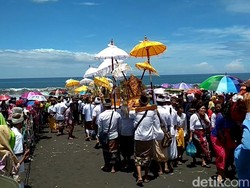 Upacara Melasti, Ratusan Umat Hindu Padati Pantai Paseban
