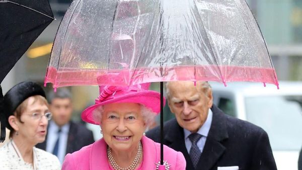 Unik, Gaya Ratu Elizabeth II Selalu Matching Sama Warna Payungnya