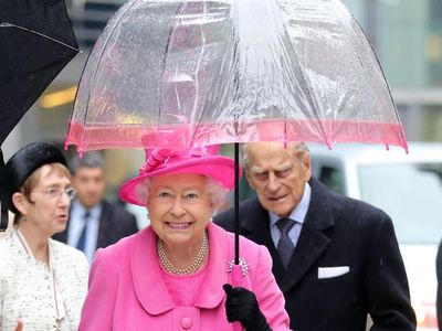 Unik, Gaya Ratu Elizabeth II Selalu Matching Sama Warna Payungnya