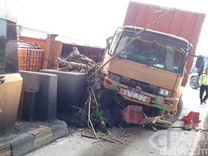 Tabrak Gerbang Tol Cikarang, Truk Muatan Pohon Terguling Tabrak Gerbang Tol Cikarang, Truk Muatan Pohon Terguling