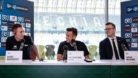 Dari lapangan, Egy melanjutkan perjalanannya ke ruang konferensi pers di mana ia sudah ditunggu sejumlah jurnalis Polandia. (Foto: Lechia.pl)