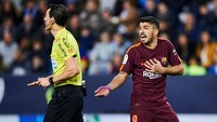 Di laga ini, Suarez sempat mendapat kartu kuning karena melanggar Miquel. Akibatnya, ia akan absen di laga berikutnya melawan Athletic Bilbao karena akumulasi kartu. Foto: Aitor Alcalde/Getty Images