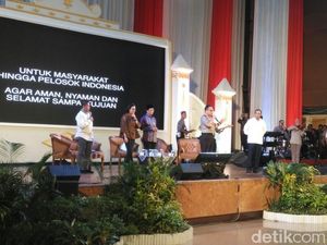 Tak Hanya Bawakan Kuis, Kapolri juga Nyanyi You Raise Me Up di Yogya